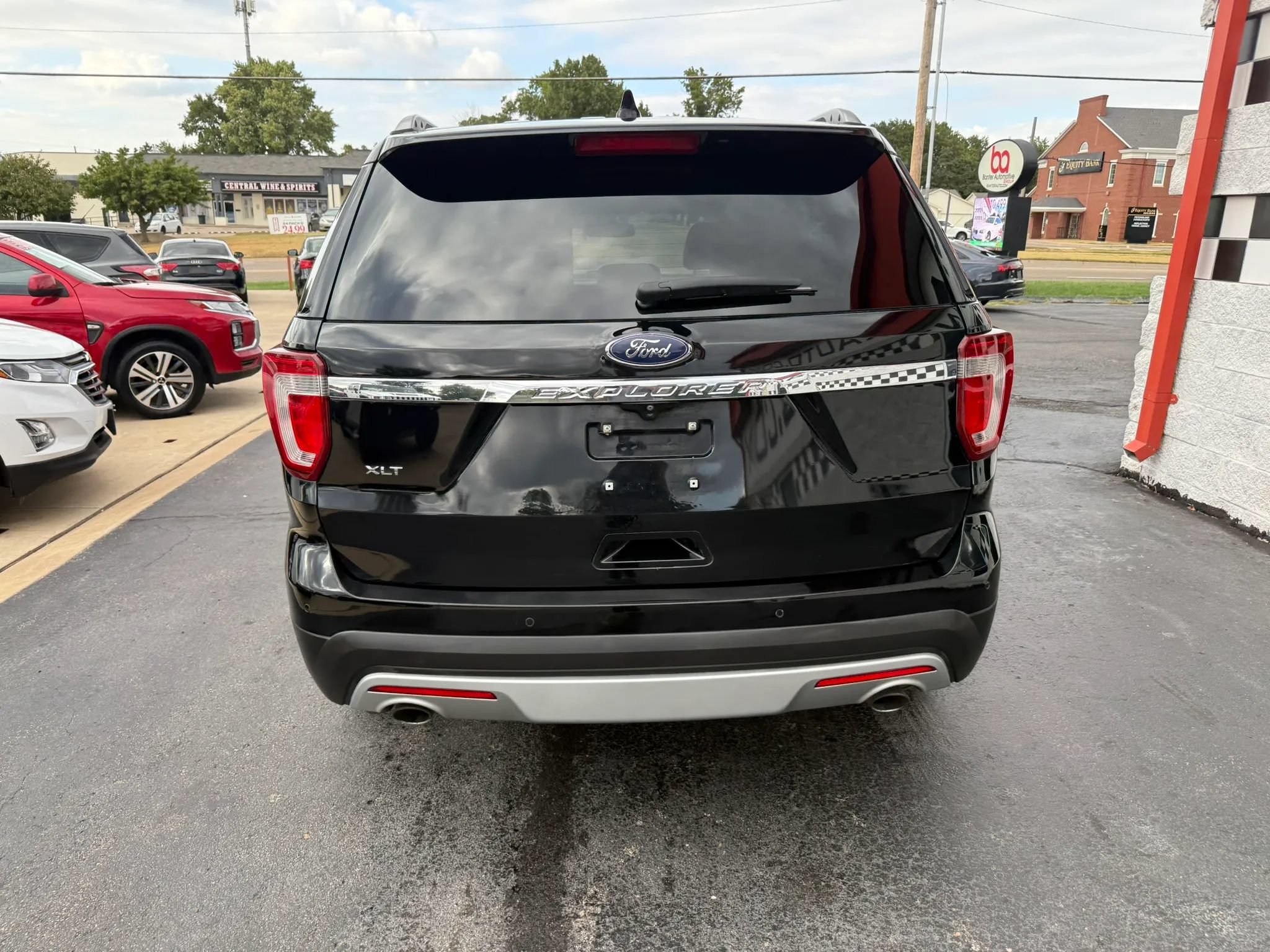Used 2016 Ford Explorer XLT w/ Equipment Group 202A AWD/4WD image 11