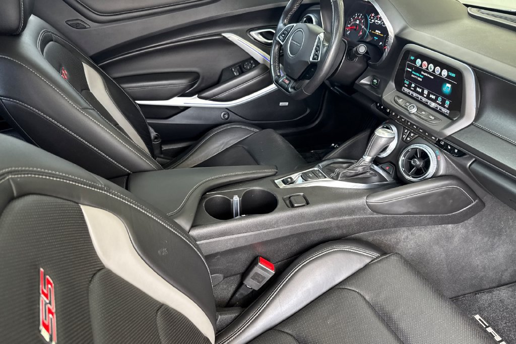 Used 2018 Chevrolet Camaro SS RWD image 17