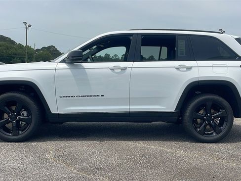New 2025 Jeep Grand Cherokee Limited w/ Black Appearance Package image 5