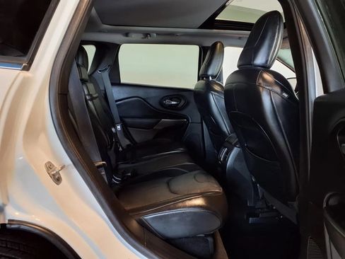 Used 2019 Jeep Cherokee Limited w/ Luxury Group AWD/4WD image 10