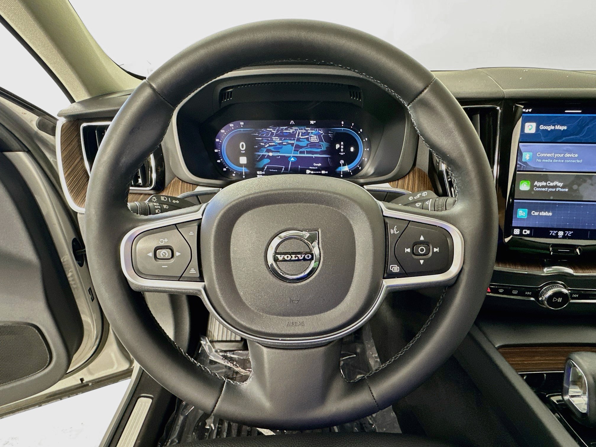 Used 2022 Volvo XC60 B5 Momentum w/ Protection Package Premier FWD image 11