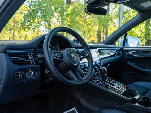 Certified 2025 Porsche Macan image 4