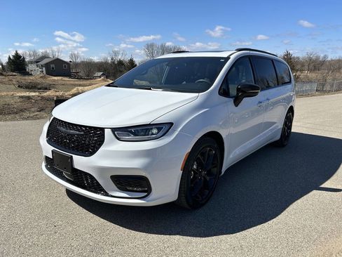 Used 2025 Chrysler Pacifica Limited image 2