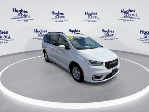 Used 2022 Chrysler Pacifica Touring-L w/ Uconnect Theater Family Group FWD image 3