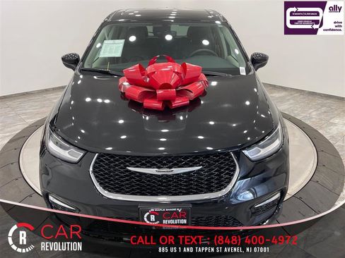 Used 2023 Chrysler Pacifica Touring-L FWD image 2
