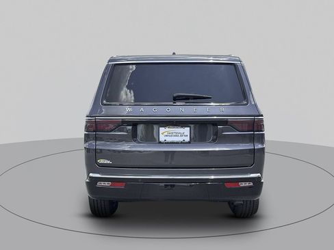 Used 2025 Jeep Wagoneer 4WD image 4