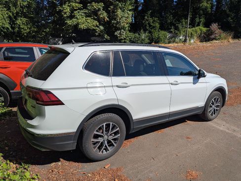 Used 2018 Volkswagen Tiguan SE w/ Panoramic Sunroof Package AWD/4WD image 7