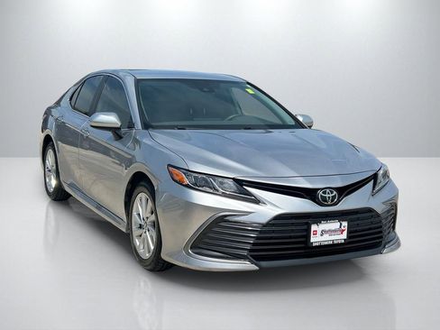 Used 2021 Toyota Camry LE FWD image 3