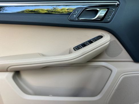 Certified 2025 Porsche Macan AWD/4WD image 12