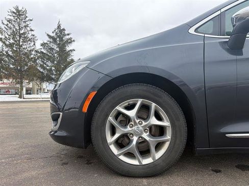 Used 2019 Chrysler Pacifica Limited image 17
