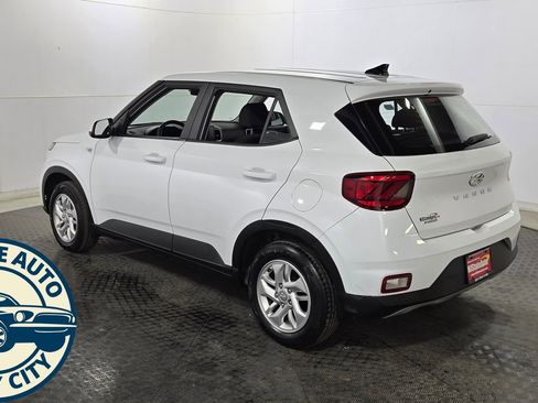 Used 2022 Hyundai Venue SE FWD image 5