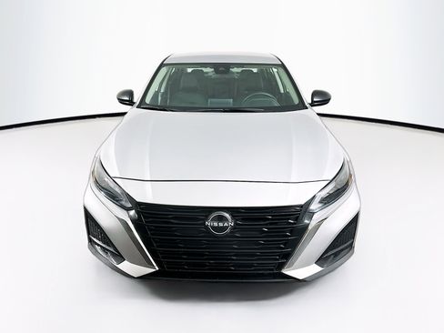 Used 2024 Nissan Altima 2.5 SV image 2