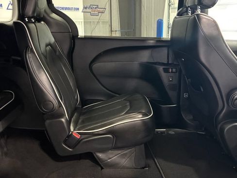Used 2025 Chrysler Pacifica Limited FWD image 39