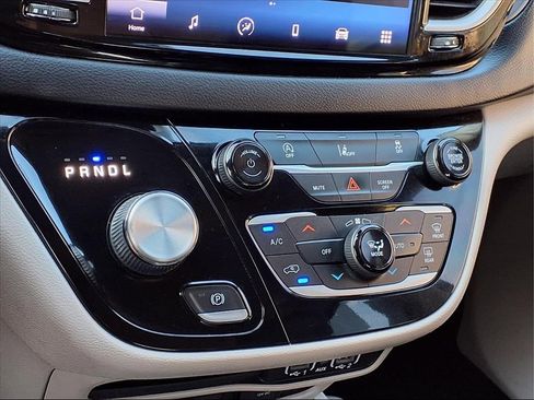 Used 2022 Chrysler Pacifica Touring-L image 13