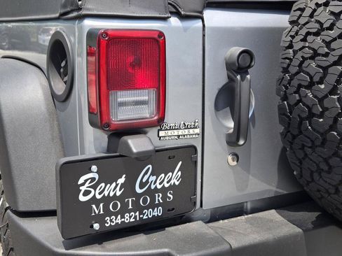 Used 2018 Jeep Wrangler Unlimited Sport w/ Connectivity Group AWD/4WD image 9