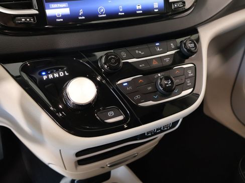 Used 2023 Chrysler Pacifica Touring-L FWD image 8