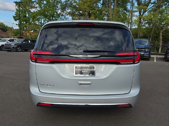 Used 2024 Chrysler Pacifica Touring-L FWD image 4