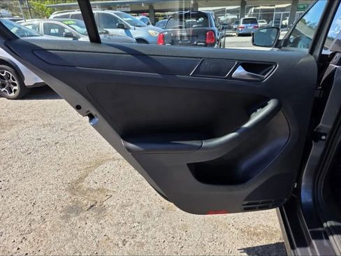 Used 2011 Volkswagen Jetta SE FWD image 12