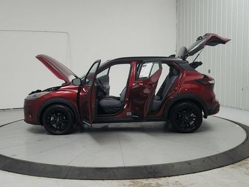 Used 2023 Nissan Kicks SR w/ SR Premium Package FWD image 12