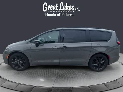 Used 2025 Chrysler Pacifica Limited FWD image 2