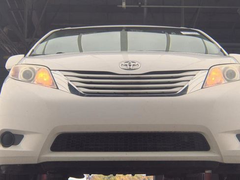 Used 2017 Toyota Sienna LE FWD image 3