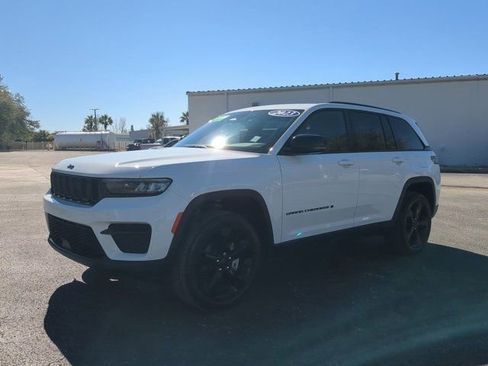 Used 2023 Jeep Grand Cherokee Altitude image 8