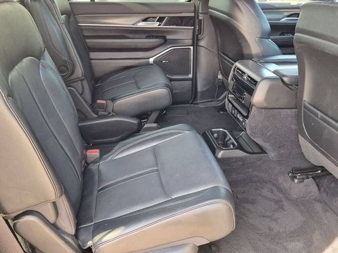 Used 2024 Jeep Wagoneer Series III AWD/4WD image 30