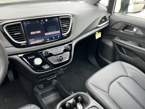 New 2027 Chrysler Pacifica Select AWD/4WD image 34