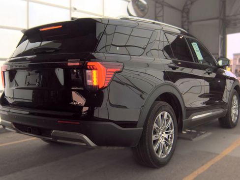 Used 2025 Ford Explorer Platinum AWD/4WD image 2
