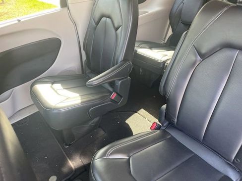 Used 2023 Chrysler Pacifica Touring-L image 7