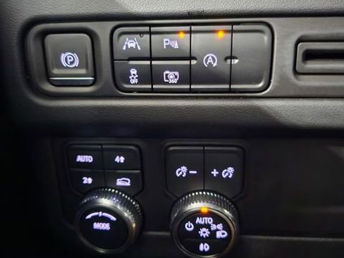 Used 2023 GMC Yukon SLT w/ SLT Premium Package AWD/4WD image 38