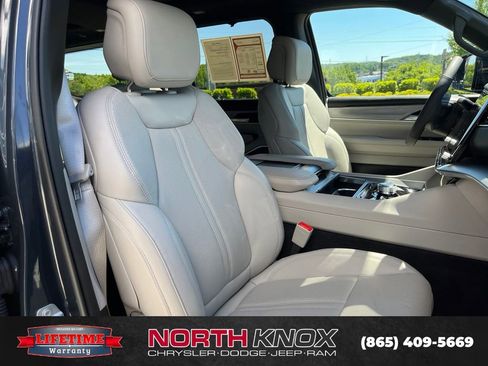 Used 2025 Jeep Wagoneer Series III w/ Premium Group I AWD/4WD image 31