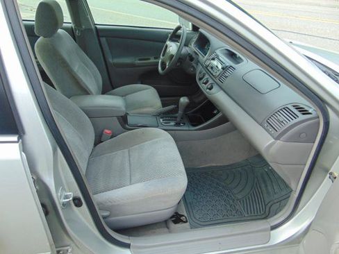 Used 2004 Toyota Camry LE FWD image 17