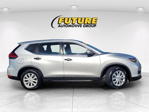 Used 2017 Nissan Rogue S image 3