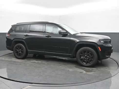 Used 2024 Jeep Grand Cherokee L Altitude image 3