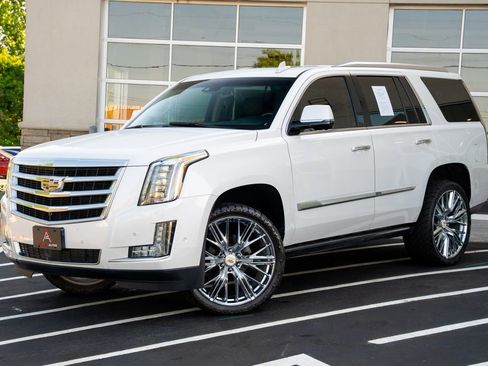 Used 2017 Cadillac Escalade Premium Luxury AWD/4WD image 2