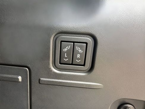 Used 2025 GMC Hummer EV 3X w/ LPO, Roof Cross Rail Package AWD/4WD image 13