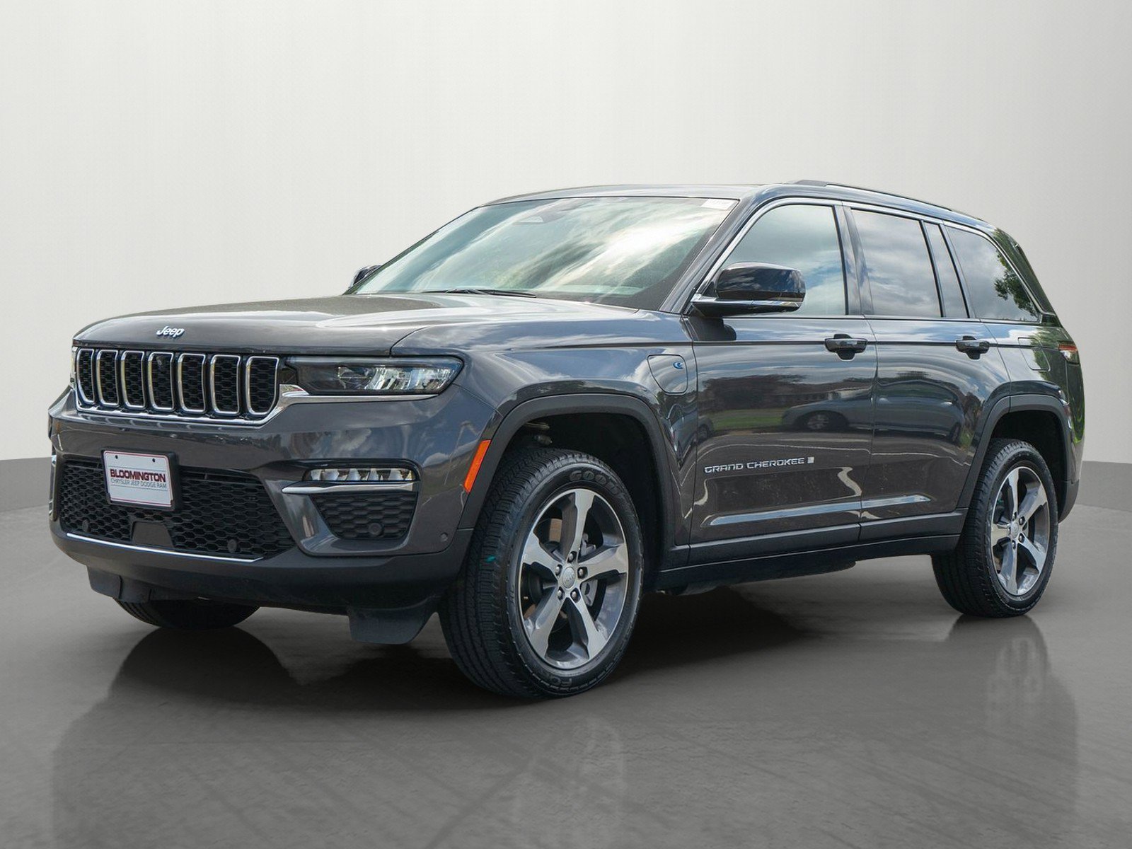 Used 2023 Jeep Grand Cherokee 4WD 4xe w/ Luxury Tech Group II image 3