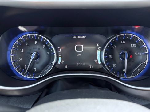 Certified 2025 Chrysler Pacifica Select FWD image 40