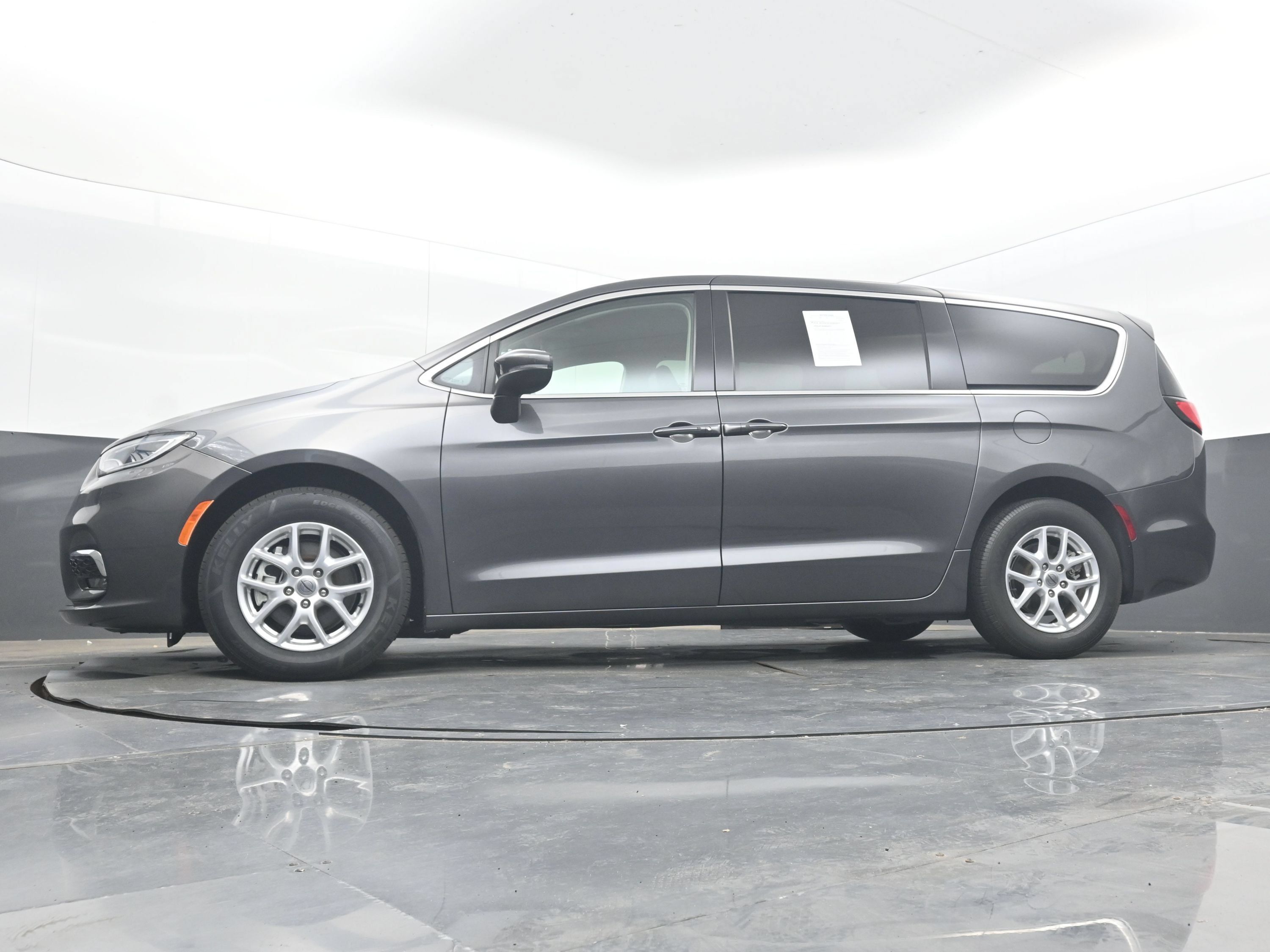 Used 2023 Chrysler Pacifica Touring-L FWD image 27