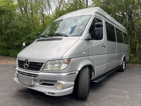 Used 2005 Dodge Sprinter 2500 w/ Cooling Group RWD image 3