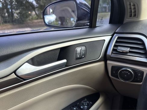 Used 2017 Ford Fusion SE w/ Fusion SE Technology Package image 21