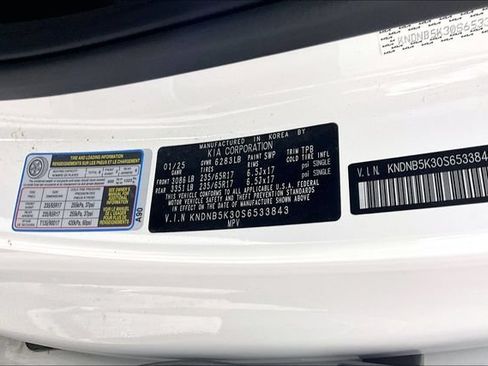 Certified 2025 Kia Carnival FWD image 3