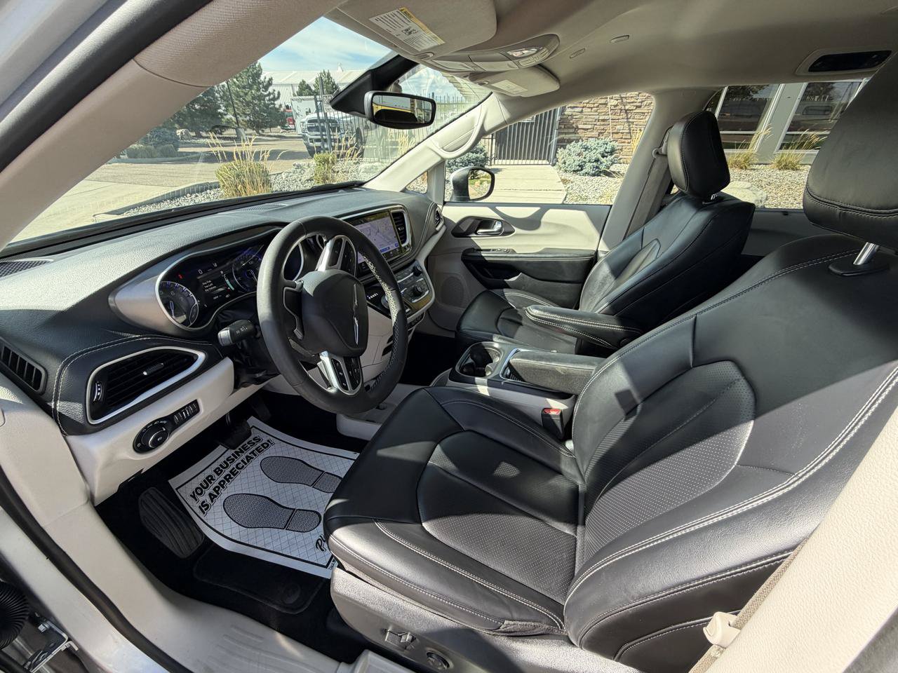 Used 2023 Chrysler Pacifica Touring-L FWD image 11
