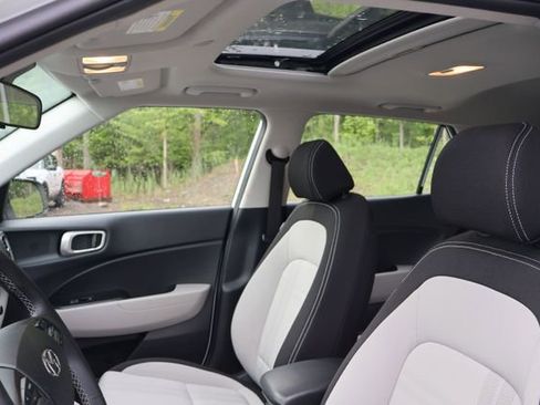 Used 2024 Hyundai Venue SEL FWD image 11