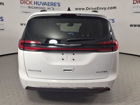 Used 2023 Chrysler Pacifica Limited image 5