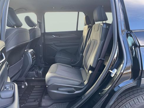 Used 2023 Jeep Grand Cherokee L Laredo image 27