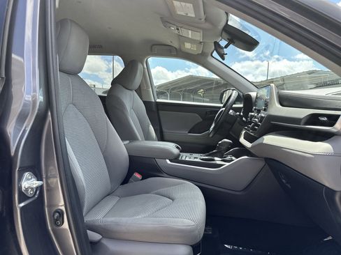 Used 2022 Toyota Highlander LE image 24