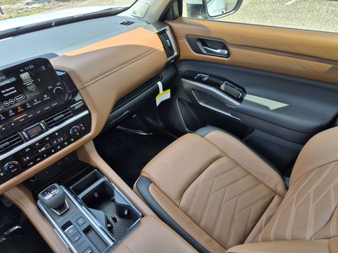 Certified 2025 Nissan Pathfinder Platinum w/ Cargo Package FWD image 15