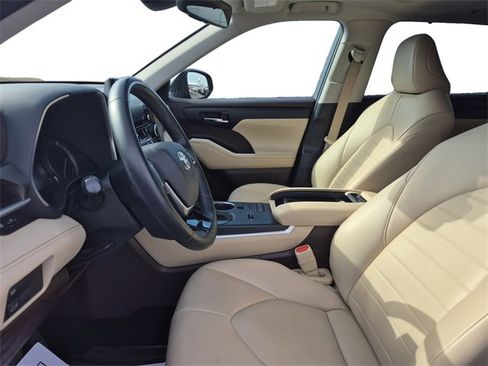 Used 2021 Toyota Highlander XLE image 9